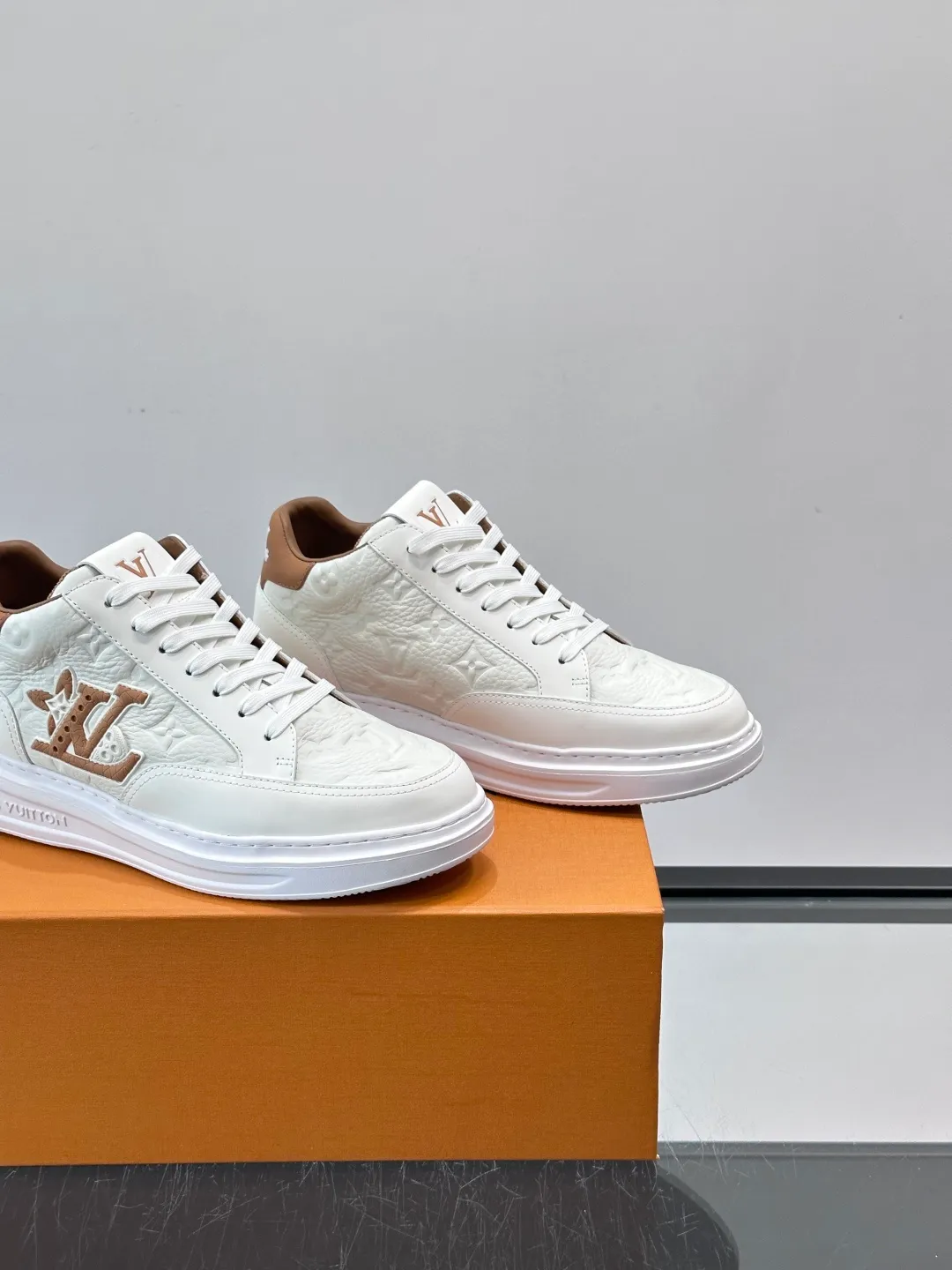 Men's shoes 💰p400 "＊OUIS ＊UITTO＊" Men's sports shoes, grained cow leather are low-key and recognizable. The rubber sole is thick and lightweight, the padded insole + technical lining make it super comfortable to wear! The main color with brown details is versatile and fashionable, and can be worn for daily leisure or business ~ LV embossing on the side of the shoe + brand logo on the sole, perfect details! size: 38-44 (45 customized)
